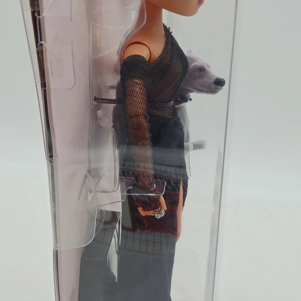 Bratz scratches gown